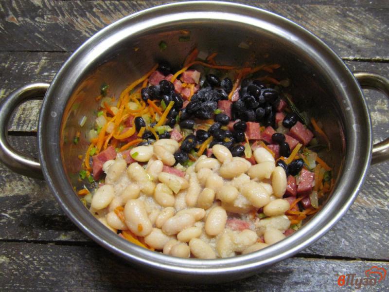 Фото приготовление рецепта: Фасолевый суп с колбасой и щавелем шаг №3