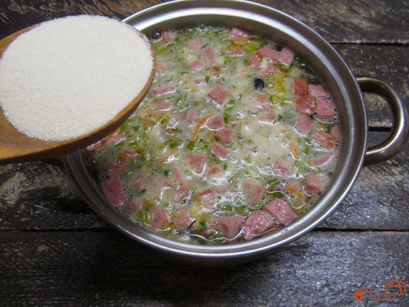 Фото приготовление рецепта: Фасолевый суп с колбасой и щавелем шаг №5