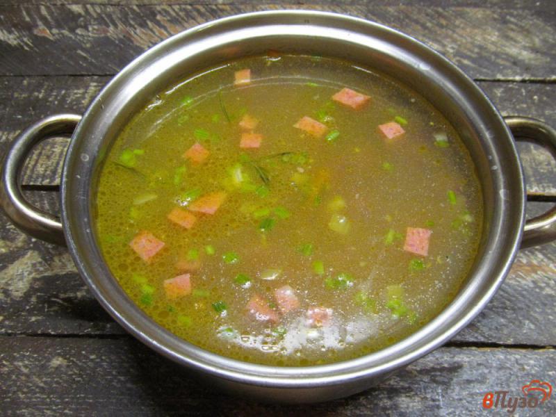 Фото приготовление рецепта: Фасолевый суп с колбасой и щавелем шаг №4