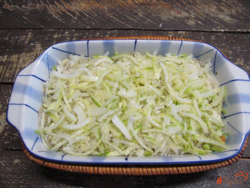 Фото приготовление рецепта: Запеканка из мясного фарша с рисом и кабачком шаг №4