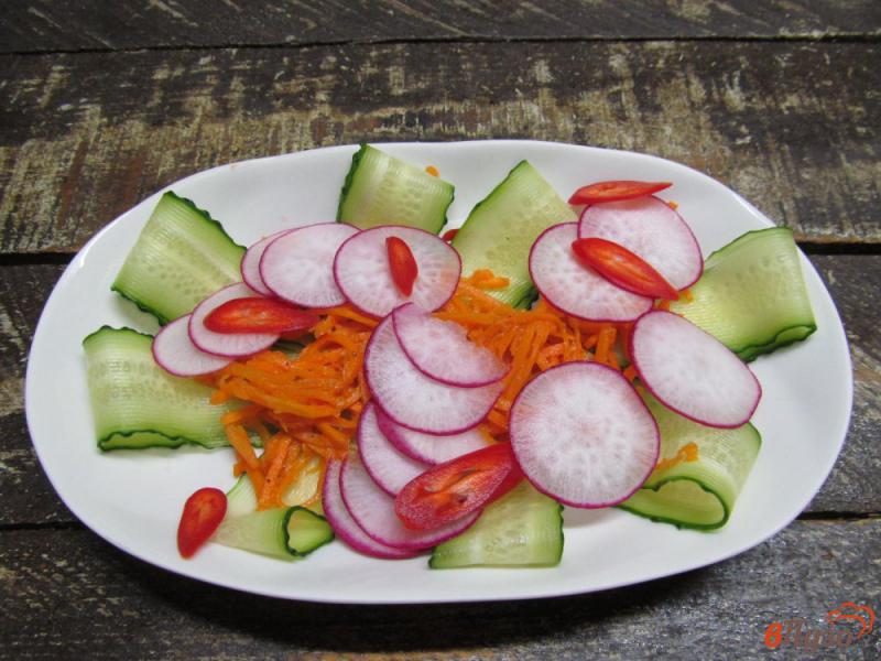 Фото приготовление рецепта: Салат из свежих овощей с морковью по-корейски и творогом шаг №3