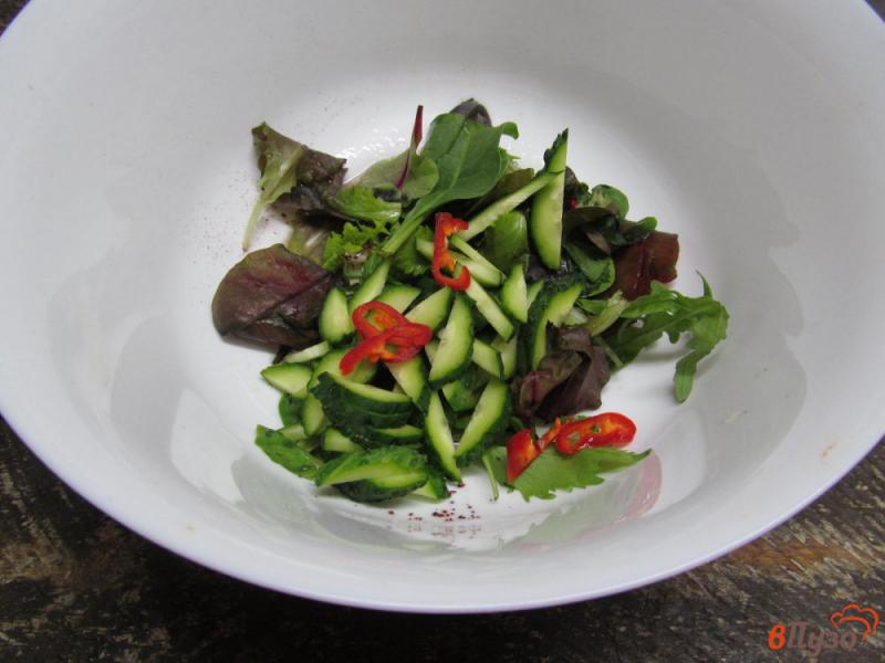 Фото приготовление рецепта: Салат фаттуш из овощей с зеленью и сухариками шаг №4
