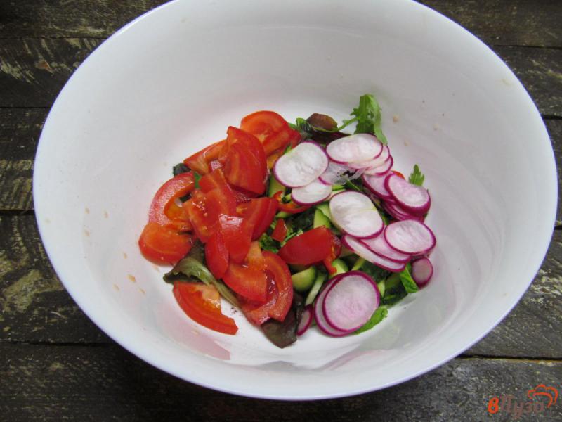 Фото приготовление рецепта: Салат фаттуш из овощей с зеленью и сухариками шаг №6