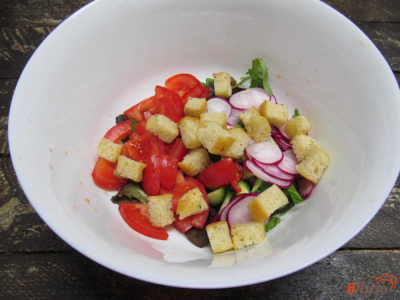 Фото приготовление рецепта: Салат фаттуш из овощей с зеленью и сухариками шаг №7