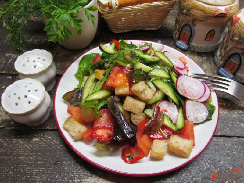 Фото приготовление рецепта: Салат фаттуш из овощей с зеленью и сухариками шаг №8