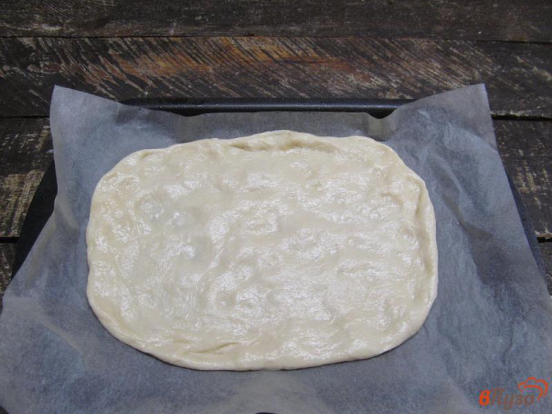 Фото приготовление рецепта: Пицца с карамельным луком сыром сулугуни и салями шаг №6