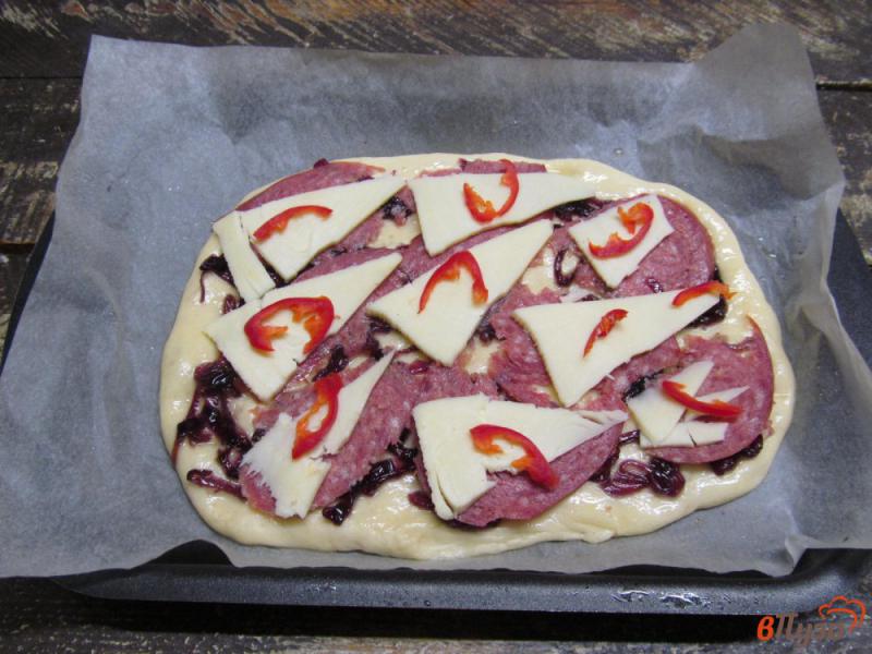 Фото приготовление рецепта: Пицца с карамельным луком сыром сулугуни и салями шаг №9