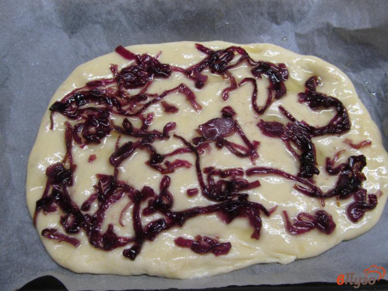 Фото приготовление рецепта: Пицца с карамельным луком сыром сулугуни и салями шаг №7
