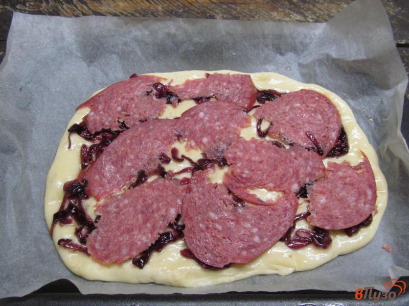 Фото приготовление рецепта: Пицца с карамельным луком сыром сулугуни и салями шаг №8