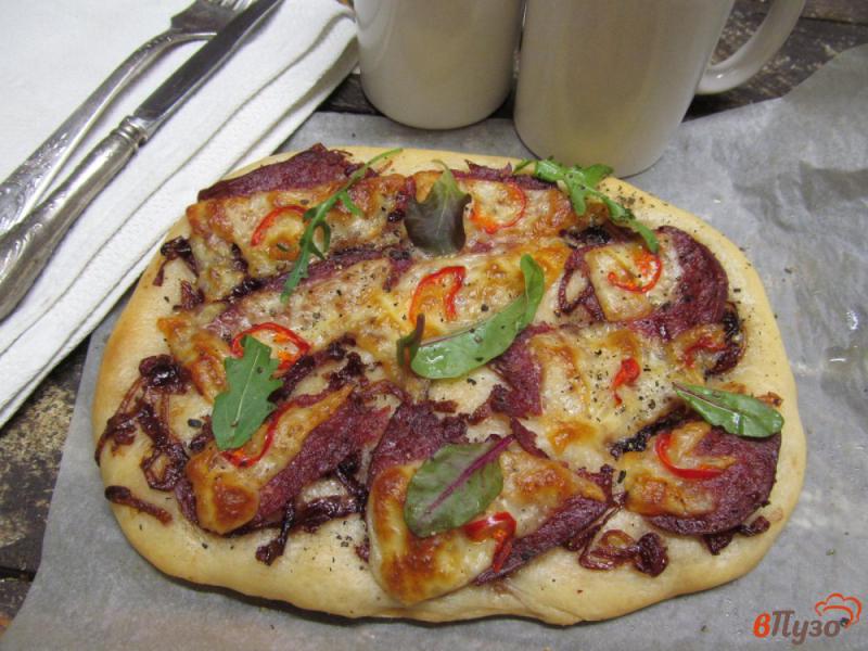 Фото приготовление рецепта: Пицца с карамельным луком сыром сулугуни и салями шаг №10