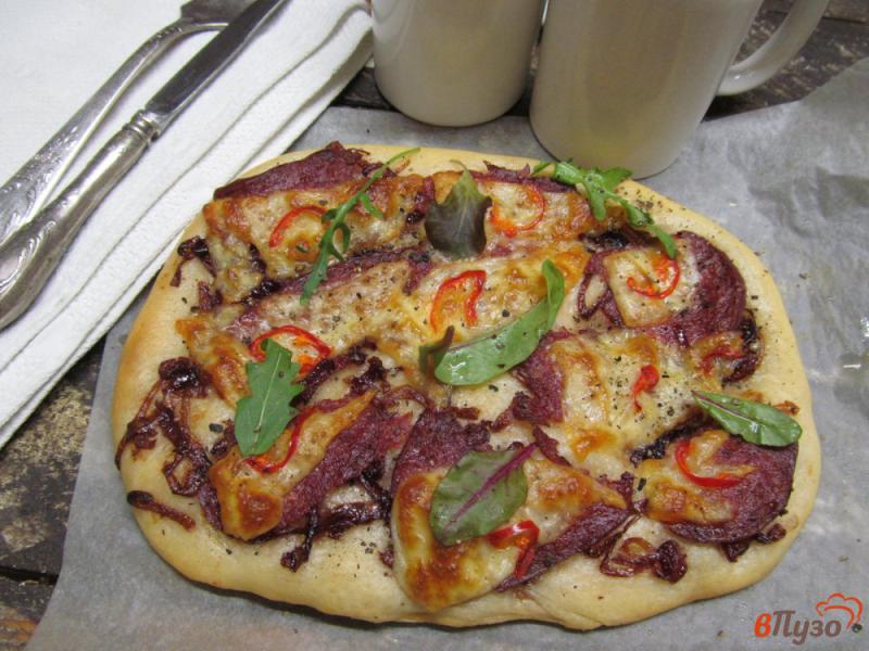 Фото приготовление рецепта: Пицца с карамельным луком сыром сулугуни и салями шаг №11