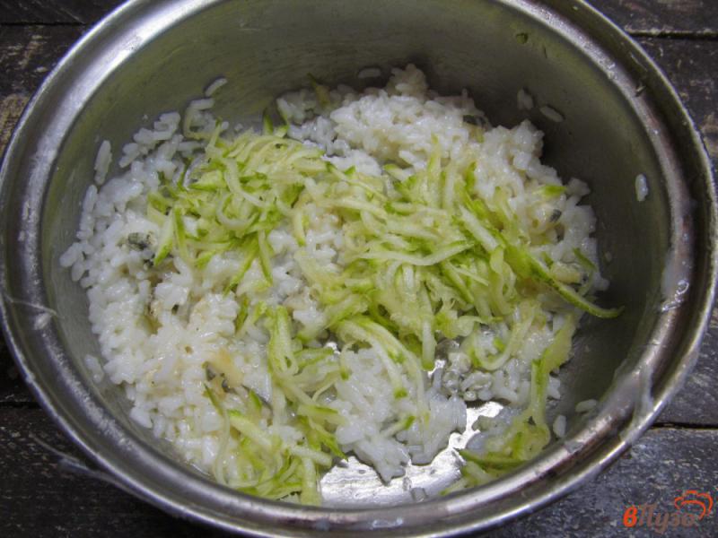 Фото приготовление рецепта: Сливочный рис с кабачком шаг №4