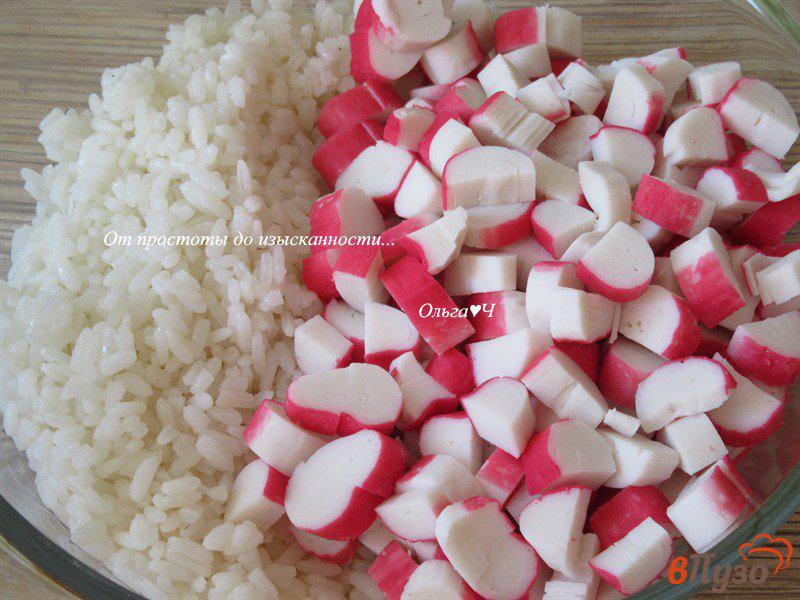 Фото приготовление рецепта: Крабовый салат с рисом и кинзой шаг №1