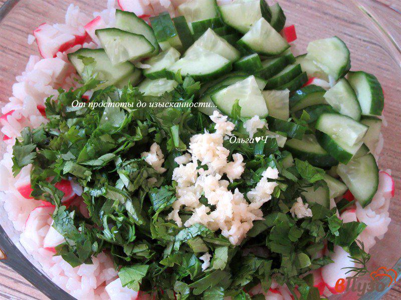 Фото приготовление рецепта: Крабовый салат с рисом и кинзой шаг №2