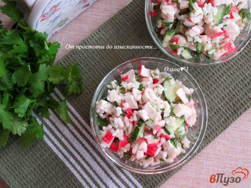 Фото приготовление рецепта: Крабовый салат с рисом и кинзой шаг №4