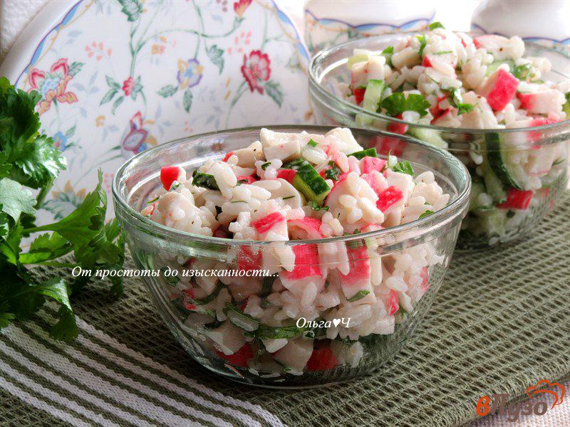 Фото приготовление рецепта: Крабовый салат с рисом и кинзой шаг №5