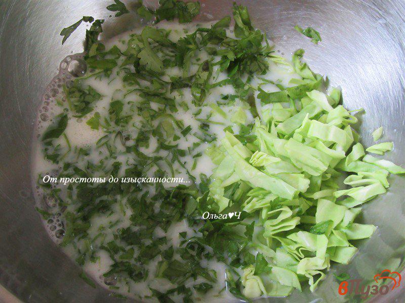 Фото приготовление рецепта: Белковый омлет с молодой капустой, рукколой и кинзой шаг №2