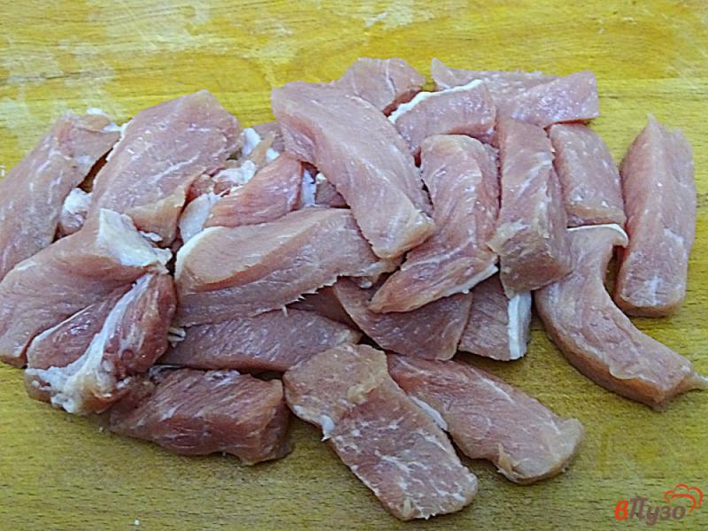 Фото приготовление рецепта: Свинина в сметанном соусе шаг №2