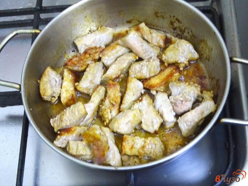 Фото приготовление рецепта: Свинина в сметанном соусе шаг №3