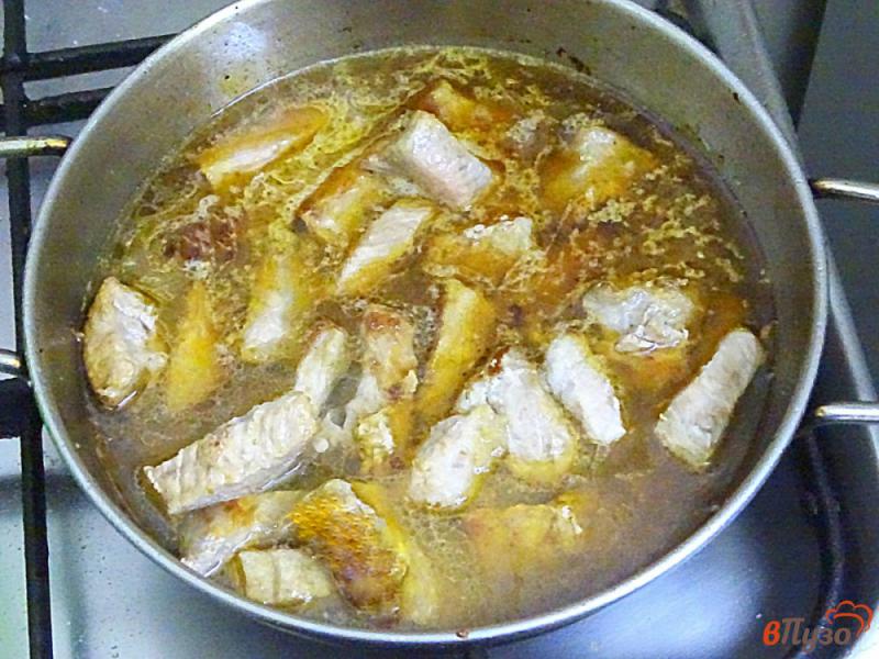 Фото приготовление рецепта: Свинина в сметанном соусе шаг №4