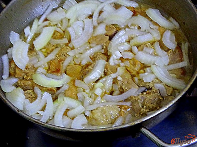 Фото приготовление рецепта: Свинина в сметанном соусе шаг №6