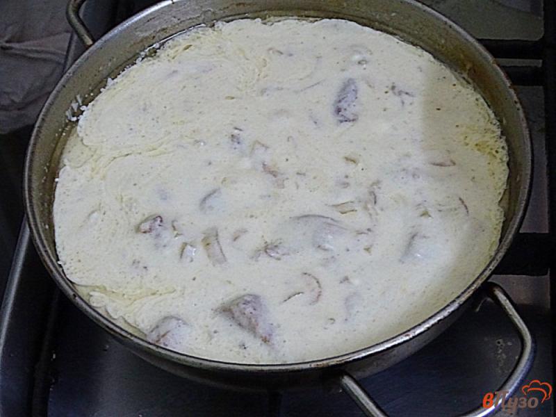 Фото приготовление рецепта: Свинина в сметанном соусе шаг №7