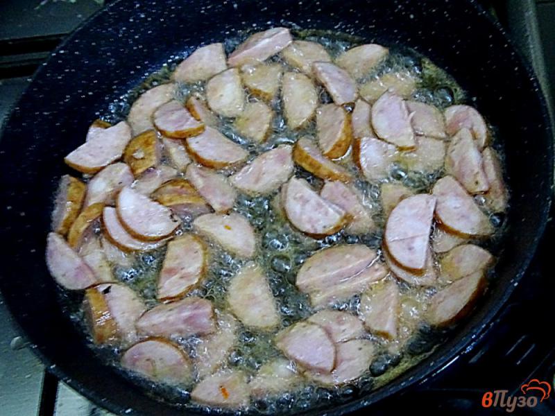 Фото приготовление рецепта: Гороховая каша с салом и колбасой быстрого приготовления шаг №5