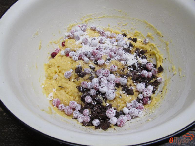 Фото приготовление рецепта: Клюквенно-апельсиновый кекс с шоколадной крошкой шаг №6