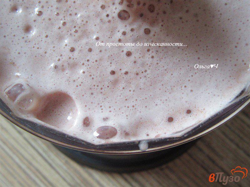 Фото приготовление рецепта: Шоколадный молочный коктейль с вишней и кэробом шаг №4