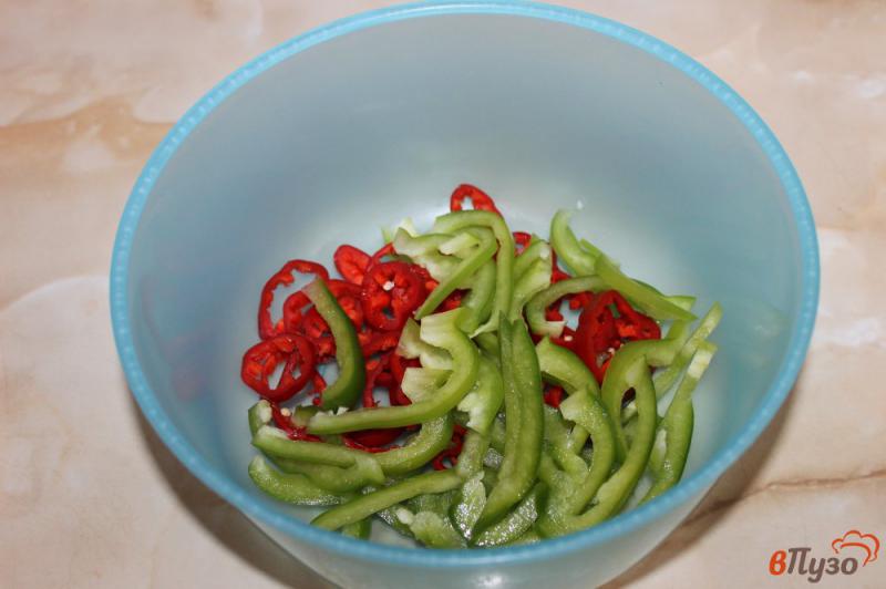 Фото приготовление рецепта: Зеленый салат с перцем шаг №1