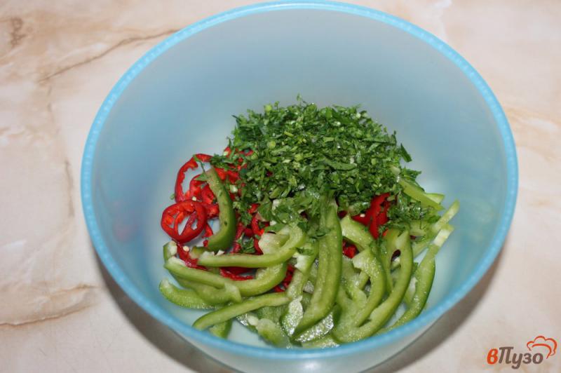 Фото приготовление рецепта: Зеленый салат с перцем шаг №2