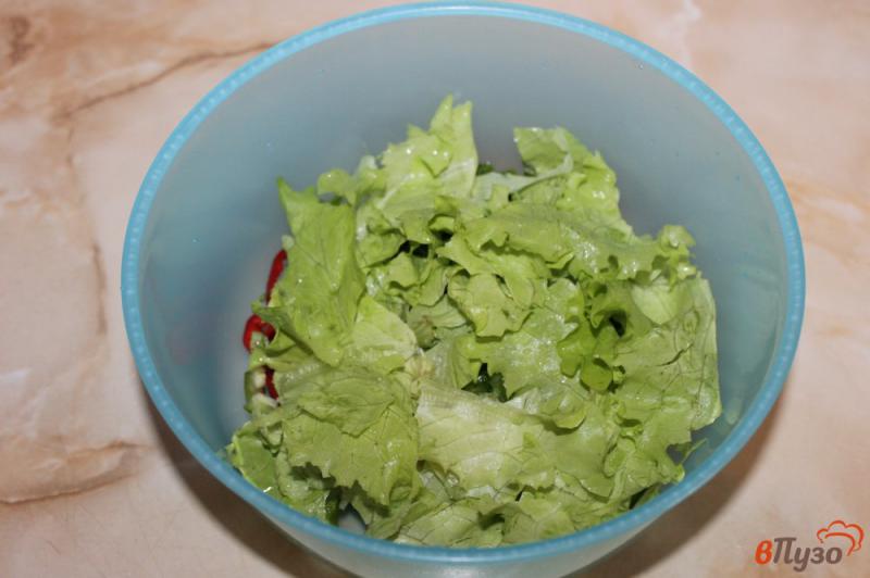 Фото приготовление рецепта: Зеленый салат с перцем шаг №3