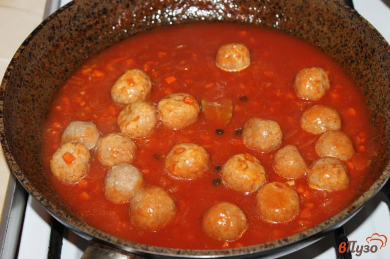Фото приготовление рецепта: Фрикадельки из толстолобика в томатном соусе шаг №5