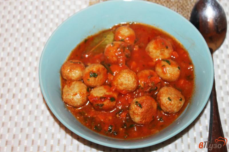 Фото приготовление рецепта: Фрикадельки из толстолобика в томатном соусе шаг №6
