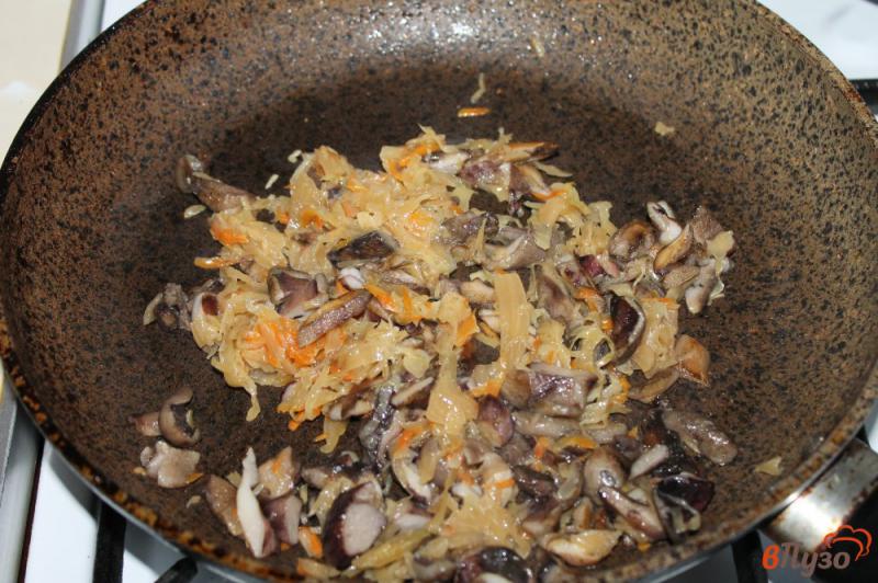 Фото приготовление рецепта: Блины с капустой и грибами шаг №5