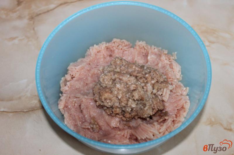 Фото приготовление рецепта: Пельмени с курицей и грибами в заморозку шаг №3