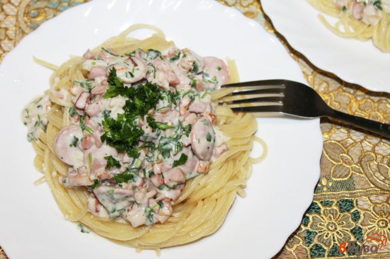 Фото приготовление рецепта: Спагетти с колбасками и беконом шаг №5