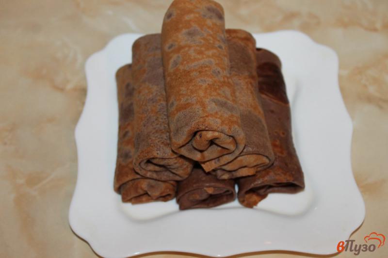 Фото приготовление рецепта: Шоколадные блины с вареной сгущенкой и бананом шаг №7