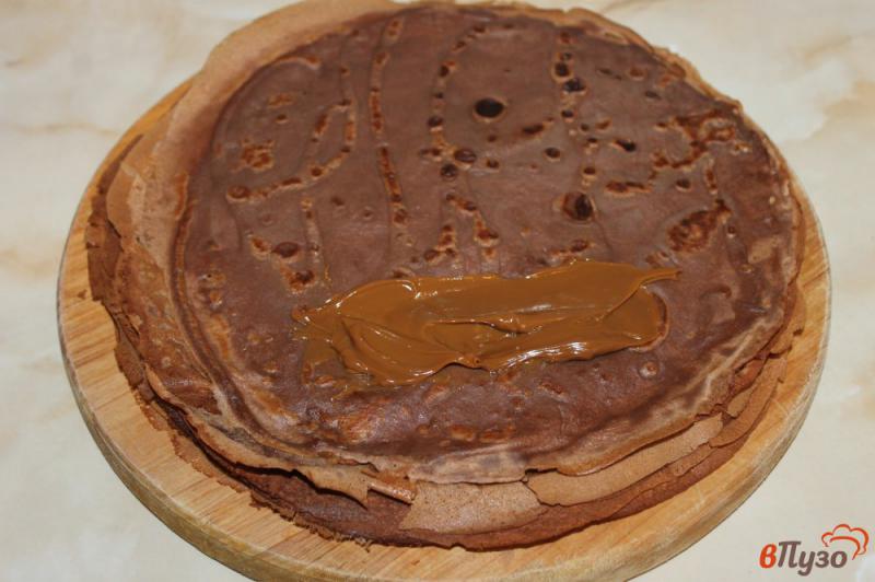Фото приготовление рецепта: Шоколадные блины с вареной сгущенкой и бананом шаг №5