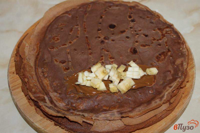 Фото приготовление рецепта: Шоколадные блины с вареной сгущенкой и бананом шаг №6