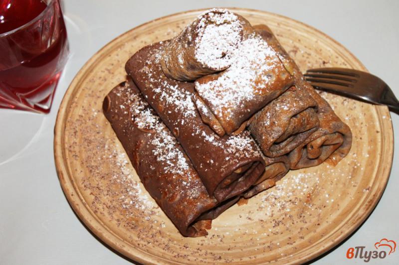 Фото приготовление рецепта: Шоколадные блины с вареной сгущенкой и бананом шаг №8