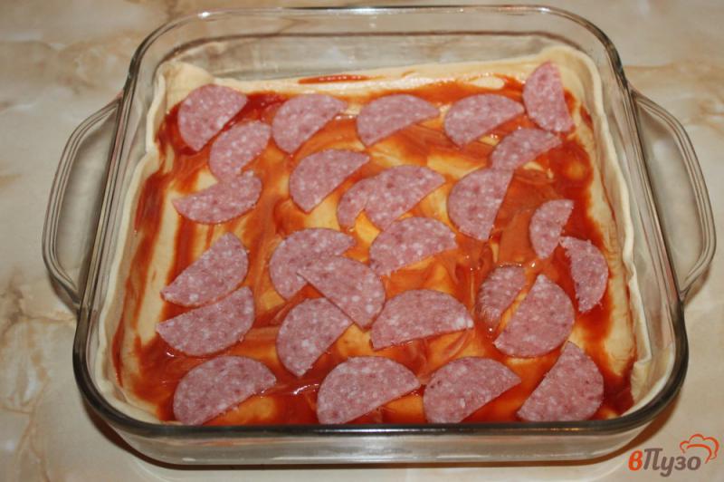 Фото приготовление рецепта: Пицца с колбасой, перцем и помидорами в яичной заливке шаг №3