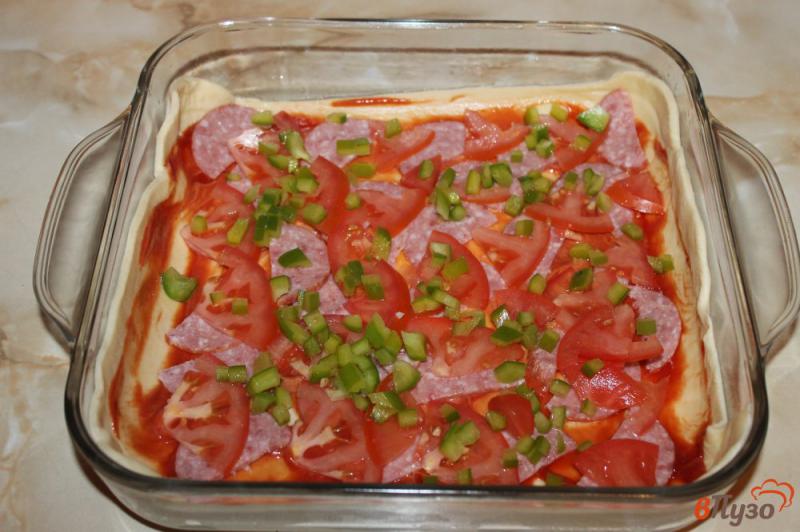 Фото приготовление рецепта: Пицца с колбасой, перцем и помидорами в яичной заливке шаг №4