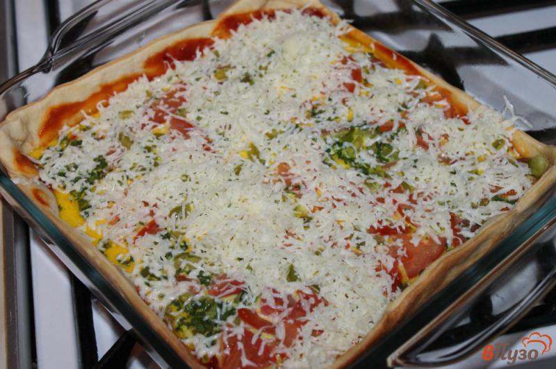 Фото приготовление рецепта: Пицца с колбасой, перцем и помидорами в яичной заливке шаг №6