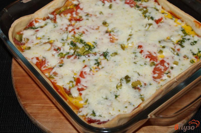 Фото приготовление рецепта: Пицца с колбасой, перцем и помидорами в яичной заливке шаг №7