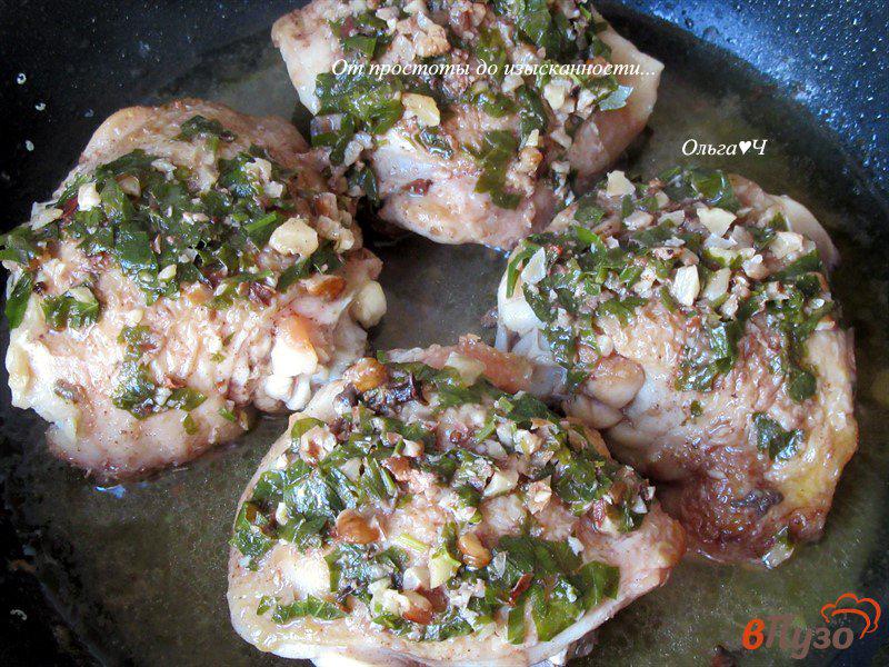 Фото приготовление рецепта: Гурули или Пряная курица с орехами шаг №4