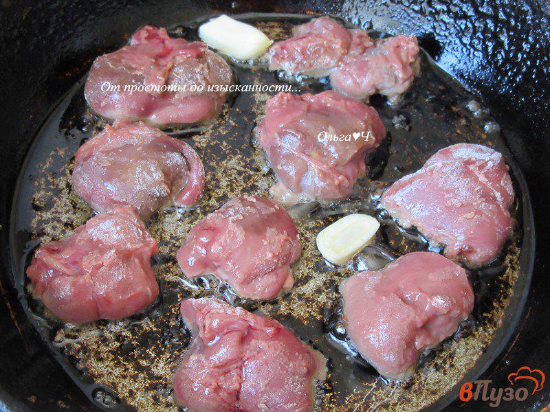 Фото приготовление рецепта: Помидоры с куриной печенью и соусом из зеленого лука шаг №1