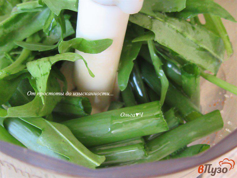 Фото приготовление рецепта: Помидоры с куриной печенью и соусом из зеленого лука шаг №2
