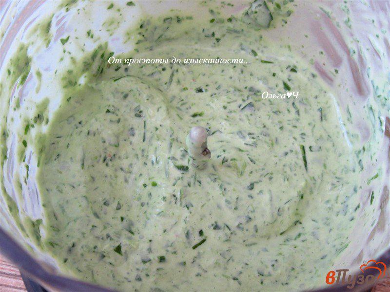Фото приготовление рецепта: Помидоры с куриной печенью и соусом из зеленого лука шаг №3