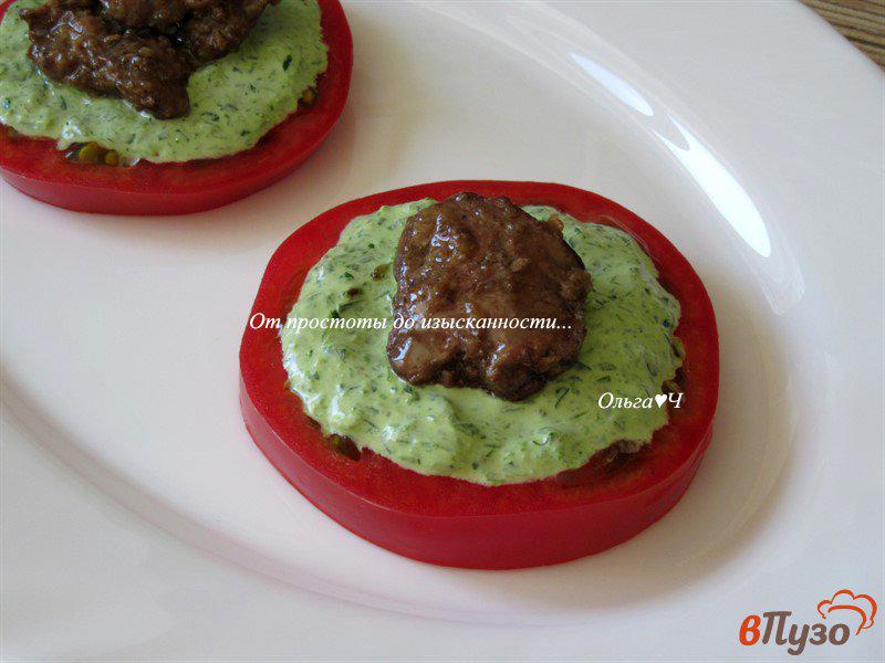 Фото приготовление рецепта: Помидоры с куриной печенью и соусом из зеленого лука шаг №4